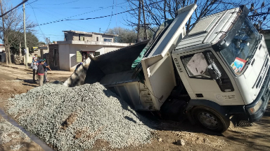 AUDIO: Un camión se hundió en una calle de tierra