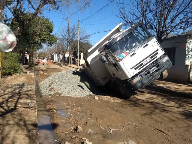 FOTO: Un camión se hundió en una calle de tierra
