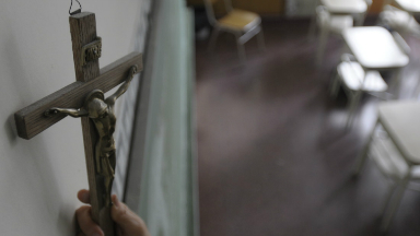 El cura Soteras cuestionó el retiro de símbolos en Rosario