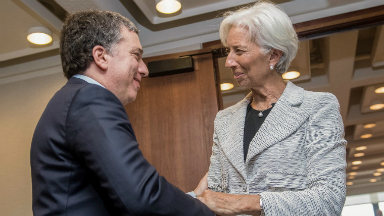 AUDIO: Agarrados del mantel del FMI