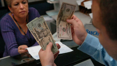 AUDIO: Economista recomienda comprar dólates ante la turbulencia