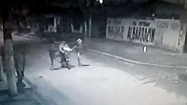 AUDIO: Ladrones atacan a patadas a un hombre para quitarle la moto