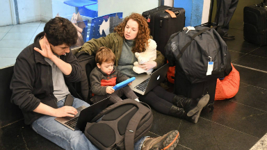 Lentamente se normalizan los vuelos en Aeroparque y Ezeiza