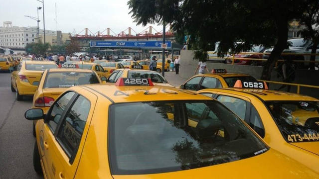 FOTO: Taxistas levantaron el paro aunque lo repetirán a la noche