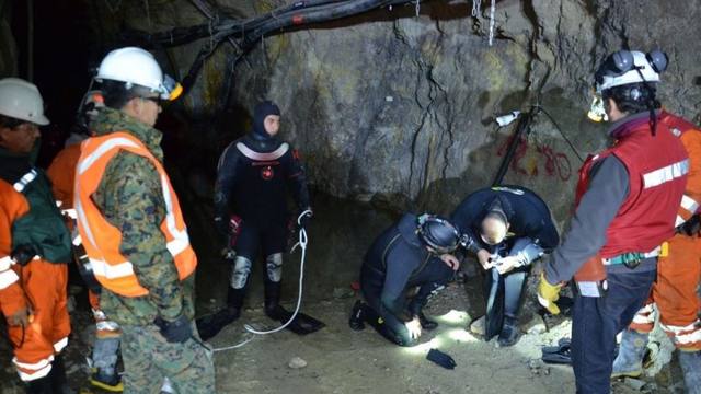 FOTO: Rescatan a un minero y hallan muerto a otro en Chile