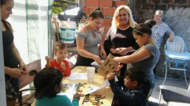 Creó una biblioteca para niños en una villa de Rosario