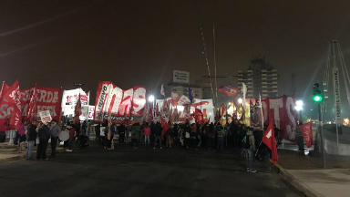 AUDIO: Organizaciones de izquierda cortan el Puente Centenario