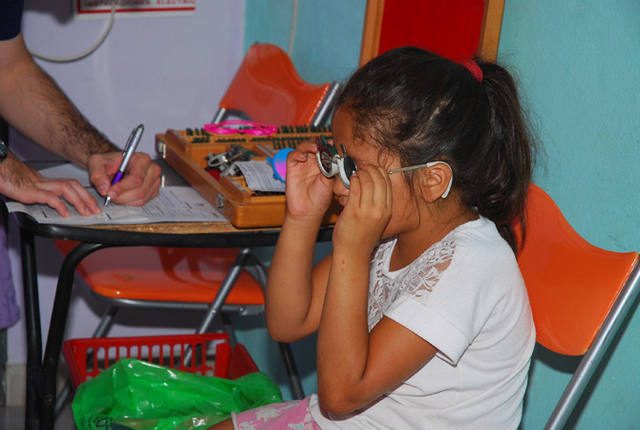 FOTO: Donan lentes para jóvenes que trabajan en hornos ladrilleros