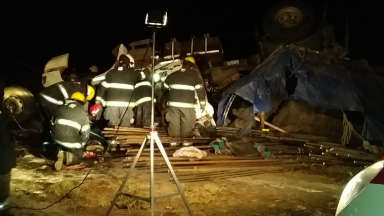 Un muerto al voclar un camión en Quebracho Herrado.