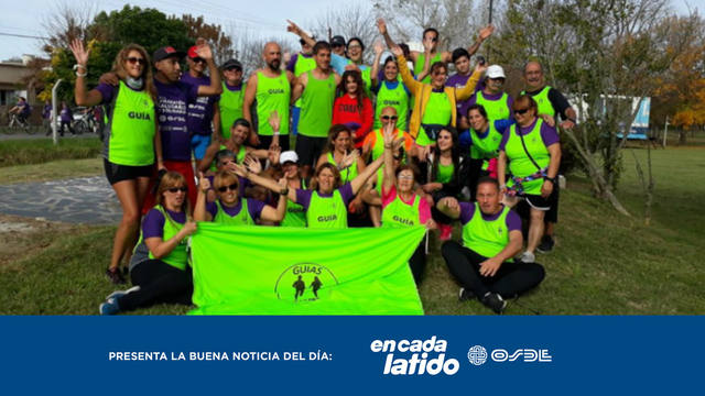 Voluntarios acompañan a entrenar a personas ciegas