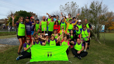 Voluntarios acompañan a entrenar a personas ciegas