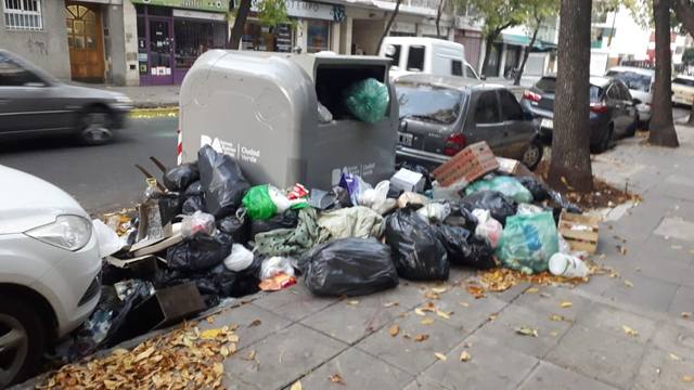 FOTO: Buenos Aires amaneció con una “alfombra” de basura