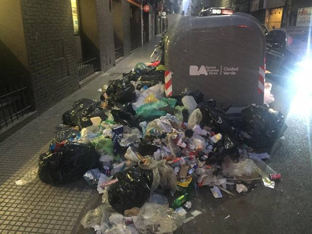 Buenos Aires amaneció con una “alfombra” de basura