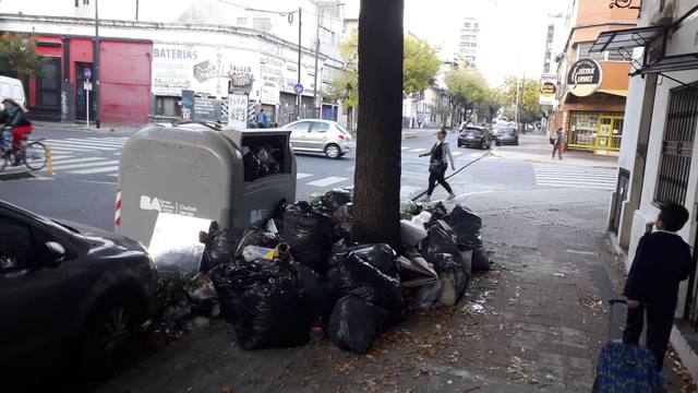 FOTO: Buenos Aires amaneció con una “alfombra” de basura