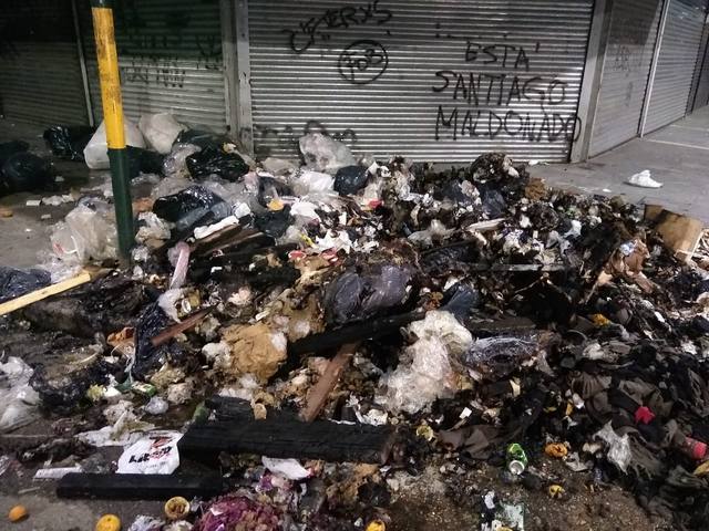 FOTO: El microcentro, tapado de basura y quemaron un contenedor