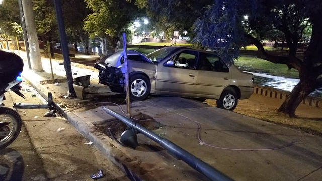 FOTO: Se durmió y chocó su auto contra un poste en la Costanera