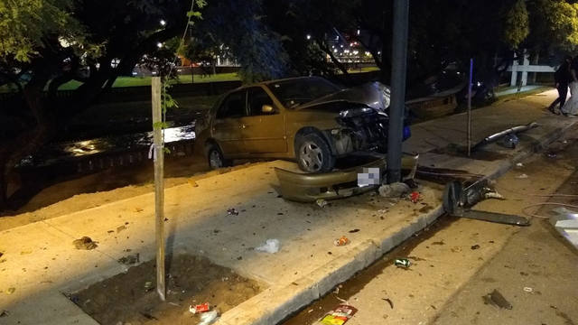 FOTO: Se durmió y chocó su auto contra un poste en la Costanera
