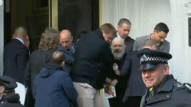 AUDIO: Detuvieron a Assange en la embajada de Ecuador en Londres