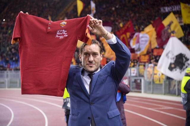FOTO: Francesco Totti: el homenaje a un eterno como la misma Roma