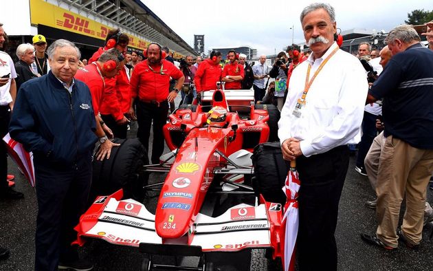 La Ferrari de Schumacher, a su izquierda, Jean Todt el presidente de FIA