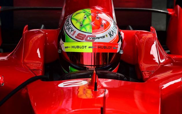FOTO: La Ferrari de Schumacher, a su izquierda, Jean Todt el presidente de FIA