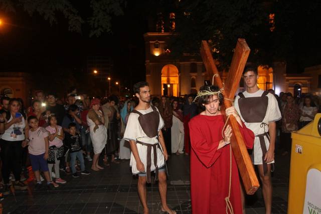 Emotivas muestras de fe en los vía crucis de todo el país
