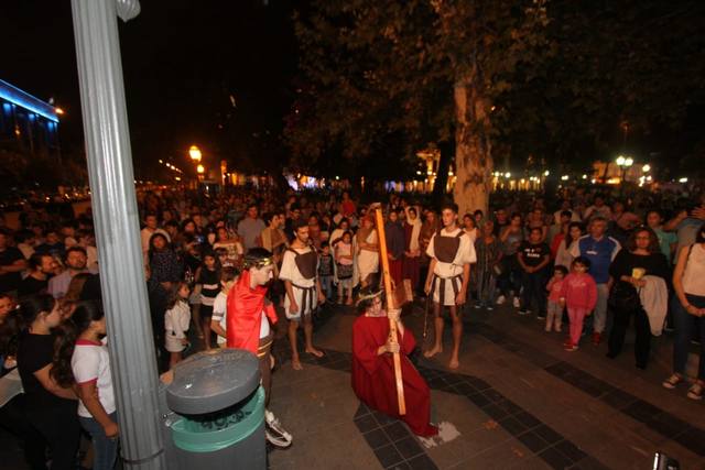 Emotivas muestras de fe en los vía crucis de todo el país