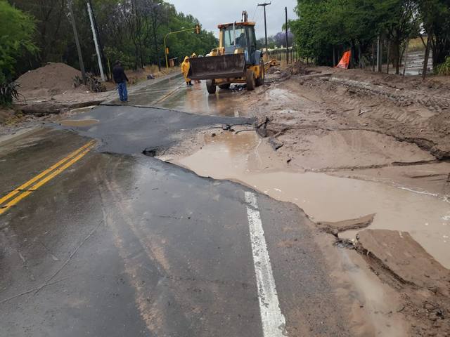 FOTO: Por la lluvia se hundió la Ruta 68 a la altura de La Merced