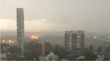 AUDIO: Diluvia en Buenos Aires y baja bruscamente la temperatura