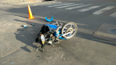 AUDIO: Dos heridos al chocar una moto con un remis en Córdoba