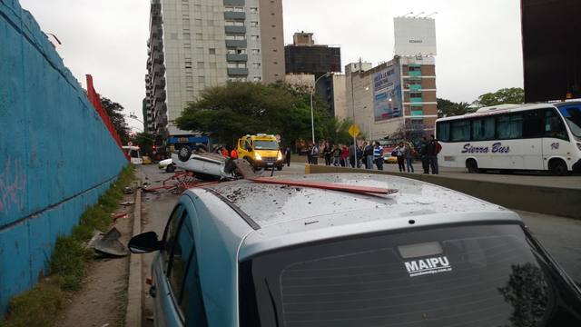 FOTO: Chocó el guardarraíl y cayó de un puente en Córdoba