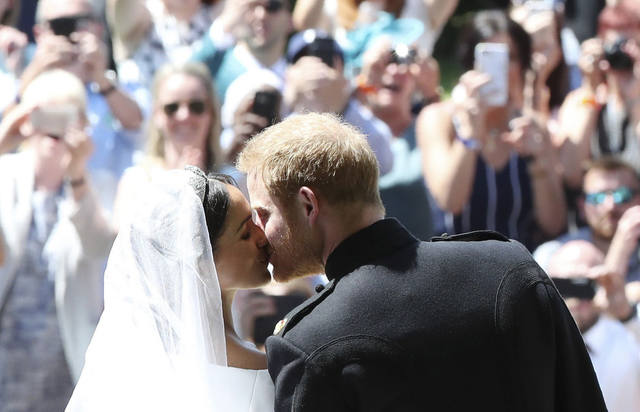 El príncipe Harry y Meghan Markle ya son marido y mujer