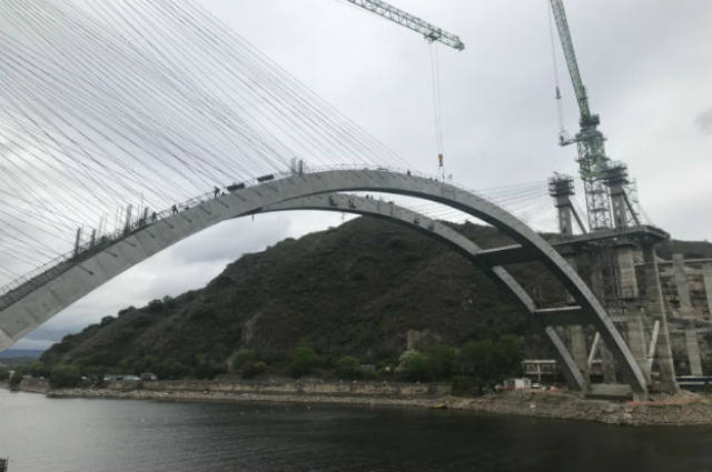 FOTO: Quedó cerrado el arco del puente sobre el lago San Roque