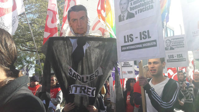 FOTO: Organizaciones sociales marcharon en contra de la Cumbre