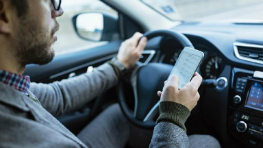 AUDIO: La mitad de los conductores usa el celular cuando maneja