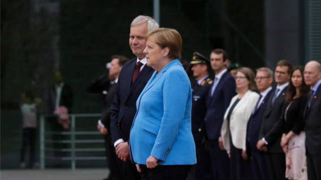 FOTO: Merkel sufrió otro episodio de temblores en un acto oficial