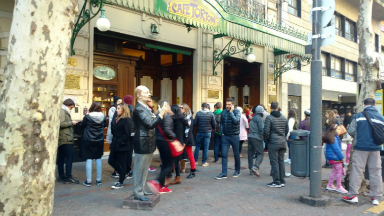 AUDIO: Fila de turistas para entrar a Café Tortoni en Buenos Aires