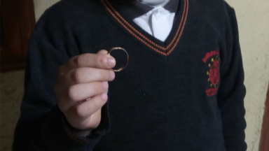 AUDIO: Familia halló anillo de oro en una YPF y quiere devolverlo