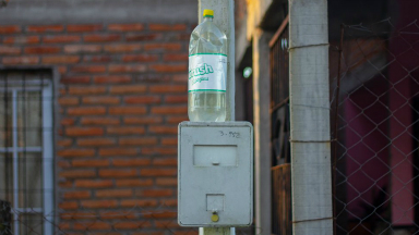 AUDIO: Ponen botellas de agua sobre medidores para bajar el consumo