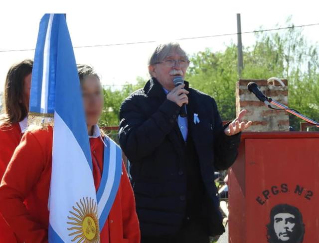 Un colegio lleva al Che en su escudo e iza la bandera cubana