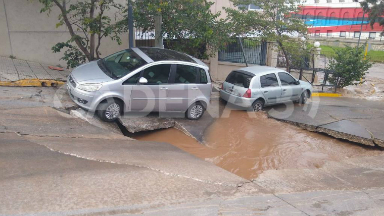 AUDIO: Se rompió un caño y el agua comió el asfalto en Córdoba
