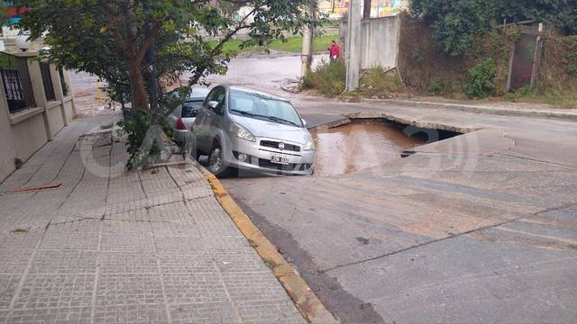 Video: así fue el rescate del auto devorado por el asfalto