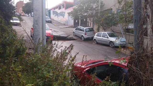 Video: así fue el rescate del auto devorado por el asfalto