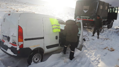 AUDIO: Tras más de 2 días, rescatan a petrolero varado en la nieve