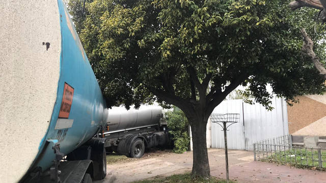 FOTO: Un camión cisterna se quedó sin frenos y chocó una casa