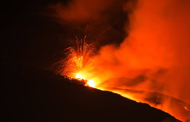 FOTO: Alerta en Sicilia: el volcán Etna, otra vez en erupción