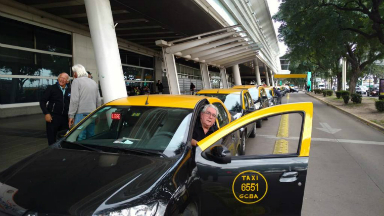 AUDIO: Tensión con taxistas por tarifa prefijada en Aeroparque