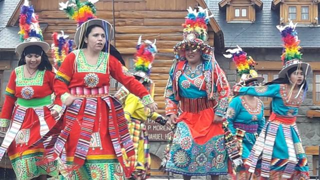 Con un colorido desfile, Bariloche festeja sus 117 años