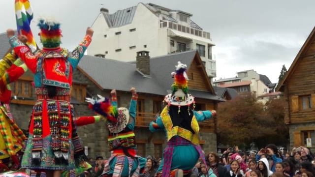 FOTO: Con un colorido desfile, Bariloche festeja sus 117 años