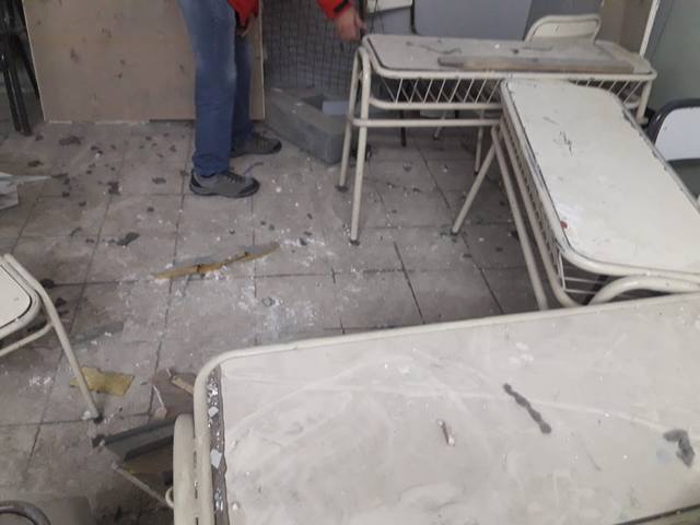 FOTO: Se cayó parte del techo de una escuela: hay niños heridos